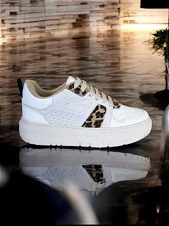 Tênis branco off white e onça