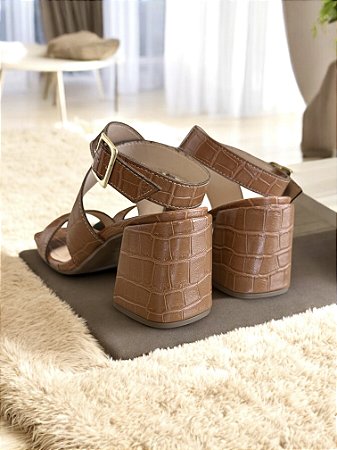 Sandália croco camel salto bloco