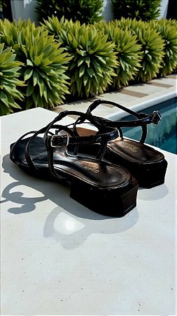 Sandália preta salto baixo