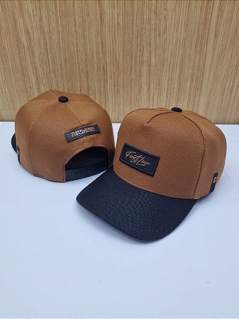 Boné Snapback Boêmia Caramelo com Aba Curva Preto.