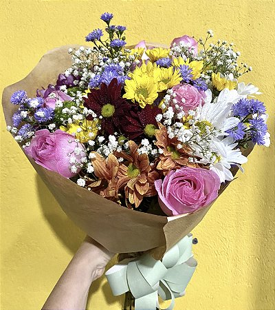 Buquê de Rosas e Flores do Campo