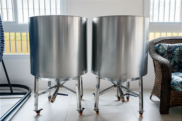 Tanque 200 litros  fundo cônico saída central com rodas