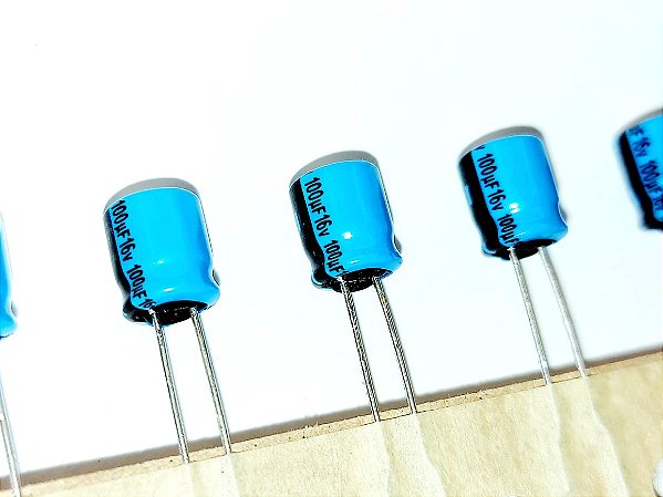 Capacitor Eletrolítico 100UF/16V MINI 85°C 6,3X7MM P:2,54MM SEA101M1CSA-0607P FITADO