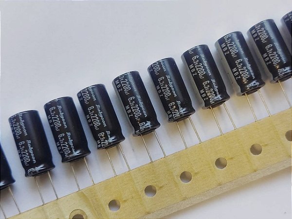 Capacitor Eletrolítico 2200UF/6,3V 105°C 10X20MM P:5,0MM 20% FITADO RUBYCON