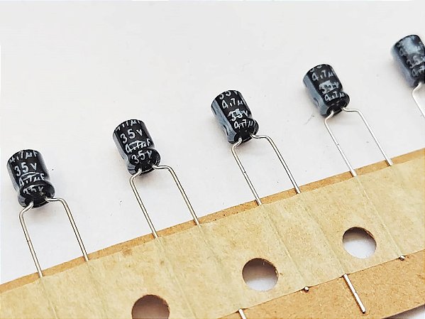 Capacitor Eletrolítico MINI 4,7UF/35V 85°C 4X5mm P:2,54MM FITADO SAMYOUNG KIT C/100