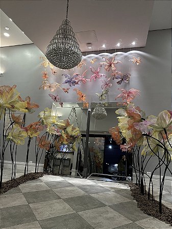Jardim de Luz e Poder: Cenografia Imersiva em Organza e Crepom