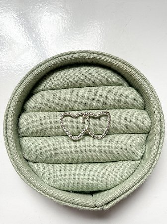 Brinco Coração Vazado Fio Torcido P