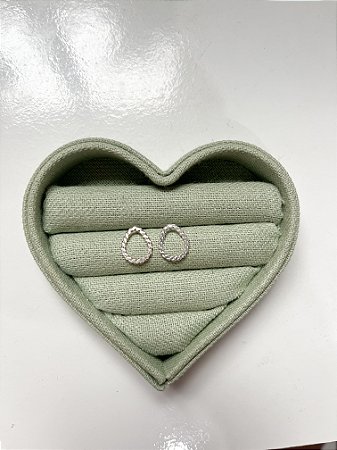 Brinco gota vazada trançada