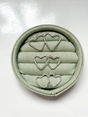 Brinco Coração Vazado Fio Torcido M