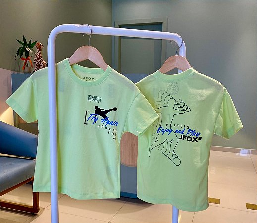 Camiseta verde com detalhes nas costas