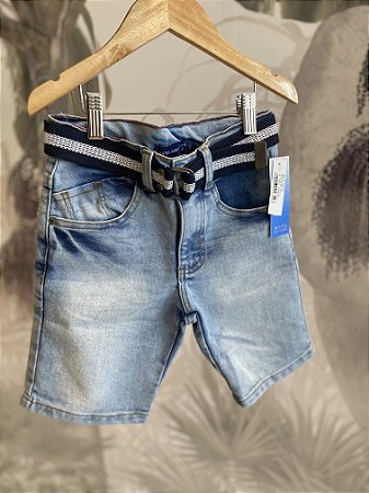 Bermuda jeans com elastano clara e acompanha o cinto