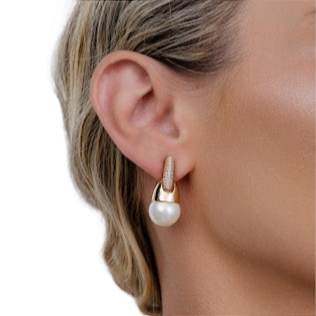 BRINCO BASE MICRO ZIRCÔNIA E PEROLA SHELL BANHADO A OURO 18K