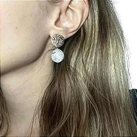 BRINCO BOLA QTZ CRAQUELADO BASE MARTELADA BANHADO A OURO 18K