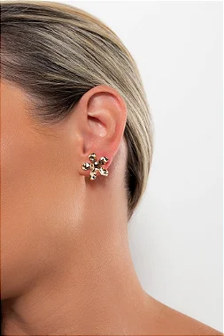 BRINCO FLOR  PEQUENO  BANHADO A OURO18K