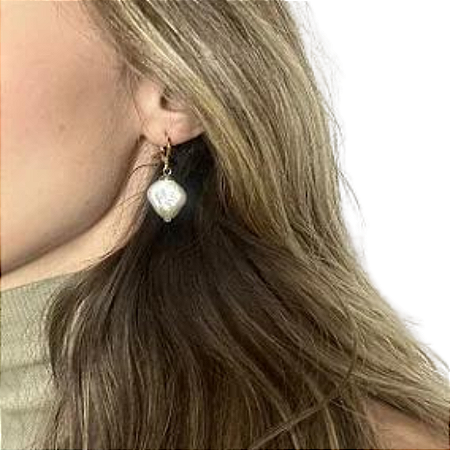 BRINCO PEROLA SINTETICA BANHADO A OURO 18K