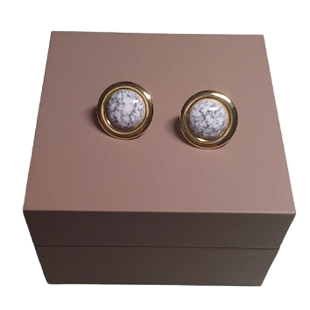 BRINCO BOTAO FIXO RESINA ACRILICA MESCLADA BANHADO A OURO 18K
