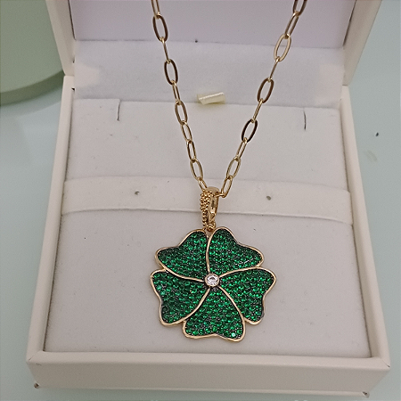 COLAR DE FLOR  CRAVEJADO DE  ZIRCÔNIAS VERDE BANHADO OURO 18K 48CM