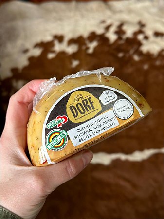 QUEIJO COLONIAL ARTESANAL COM TOMATE SECO E MANJERICÃO DORF - MEIA LUA