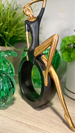 Escultura mulher decorativa