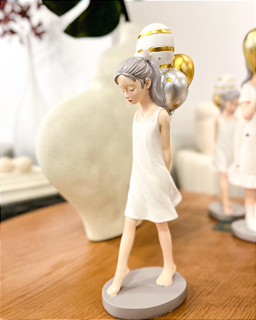Escultura decorativa menina c/ balões