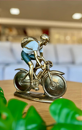 Estatueta homem com bicicleta