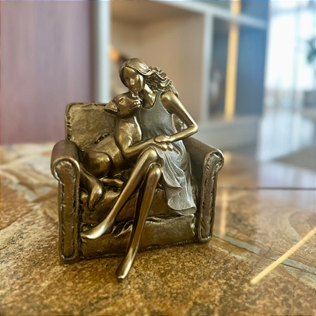Mulher com pet decorativa