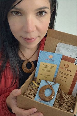 Kit Mães Joanas | Colar cerâmica Abstrato + Café