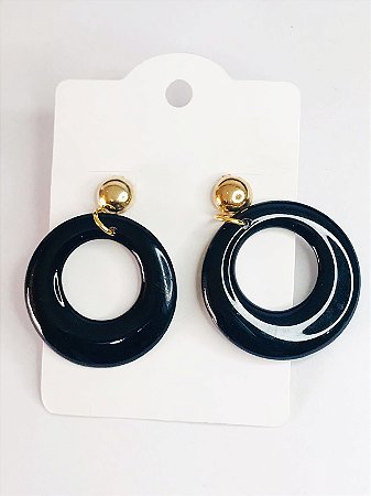 BRINCO ¨Ö¨ EM RESINA PRETA E AÇO DOURADO