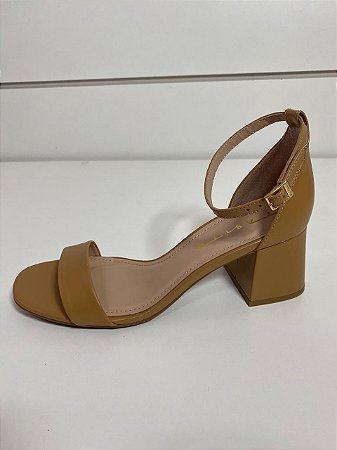 SANDALIA CAMEL FECHADA NO CALCANHAR