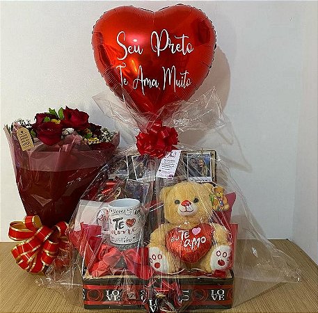 Café da manhã apaixonado com flores