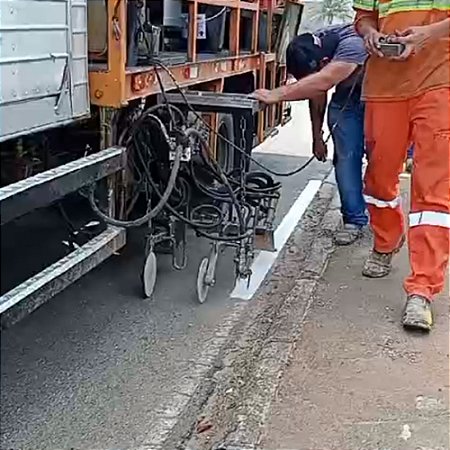 Pintura de demarcação viária a frio com tinta acrílica a base de água