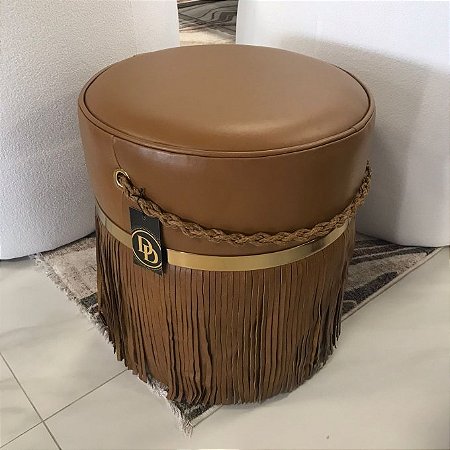 PUFF SERENA FRANJAS - COURO CARAMELO E ALÇA TRANÇADA .