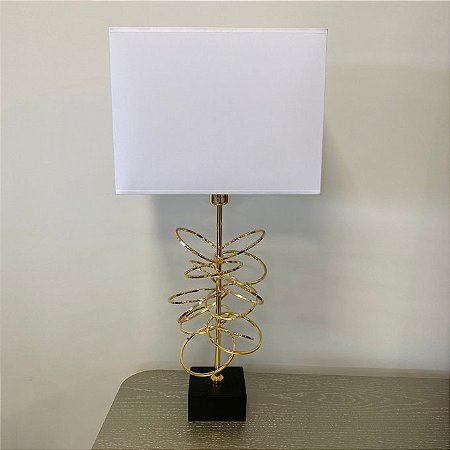 ABAJUR DOURADO ARCOS COM CUPULA BRANCA CUBO