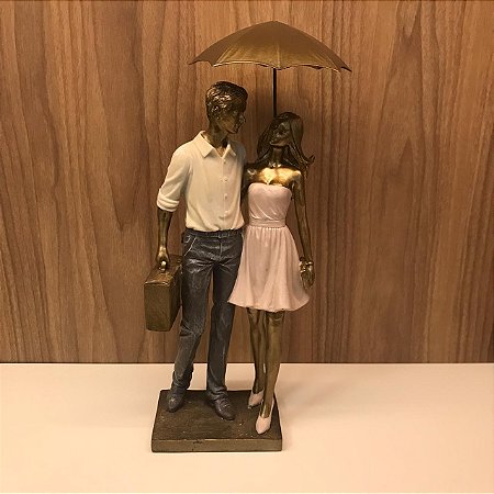 ESCULTURA CASAL GUARDA CHUVA COM MALA 38CM