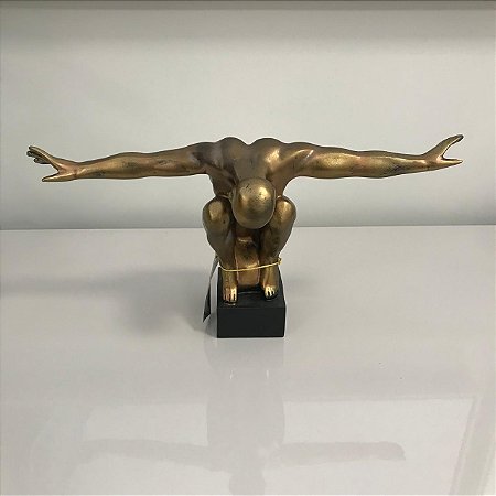 ESCULTURA RESINA DOURADO E PRETO  HOMEM BRAÇOS ABERTOS