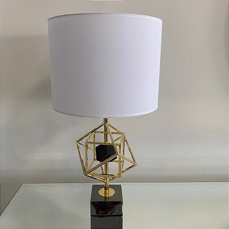 ABAJUR DOURADO DETALHE EM MARMORE COM CUPULA CILINDRO .