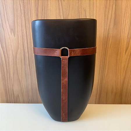 VASO CERAMICA ACHATADO PRETO FOSCO COM COURO E ARGOLA GRANDE