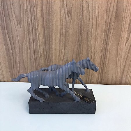 CAVALOS DECORATIVO DE RESINA CINZA