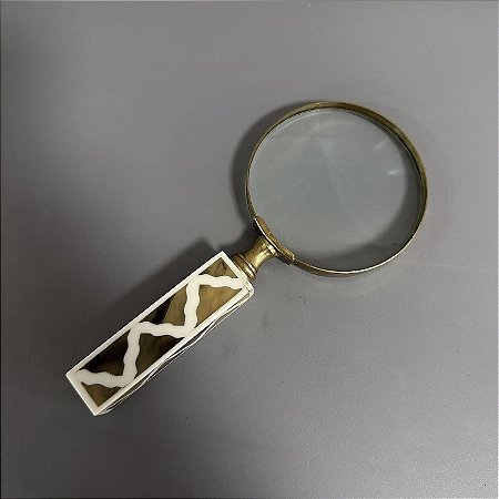LUPA DE METAL COM CABO EM RESINA 17cm