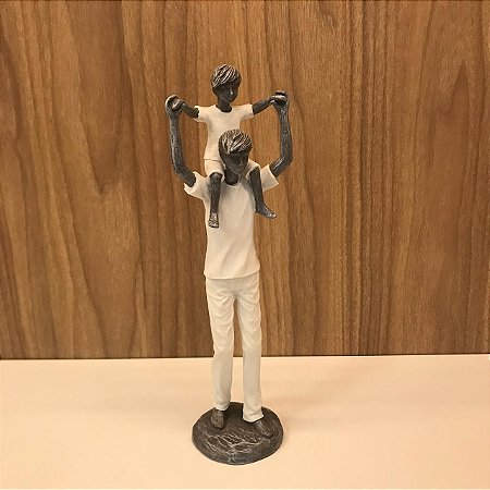 ESCULTURA / ESTATUETA PAI COM FILHO NAS COSTAS - CINZA  E BRANCO