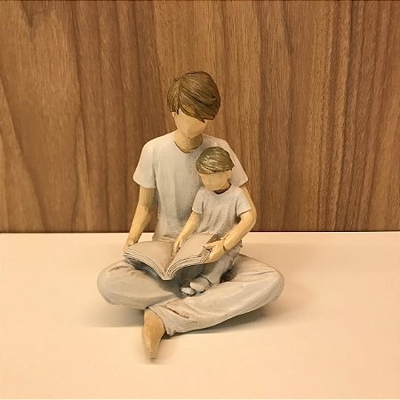ESCULTURA / ESTATUETA PAI E FILHO LENDO LIVRO