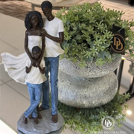 Escultura Familia Casal com Filho de Pele Negra 26cm