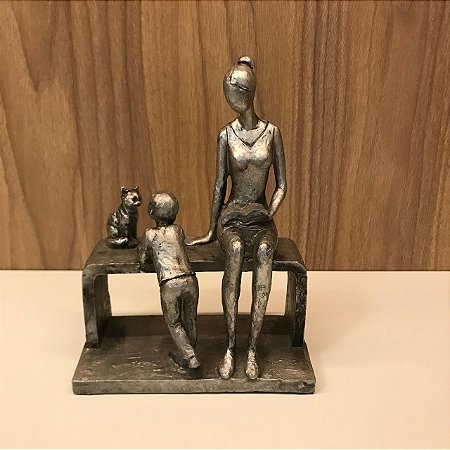 ESCULTURA / ESTATUETA MAE COM FILHO E GATO LENDO LIVRO