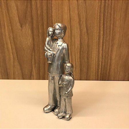 ESCULTURA PAI E 2 FILHOS MENINO E MENINA