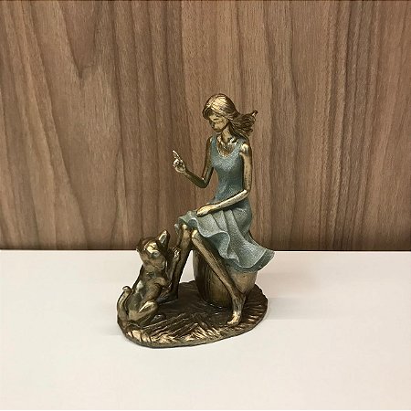 ESCULTURA / ESTATUETA MENINA ADESTRANDO CACHORRO