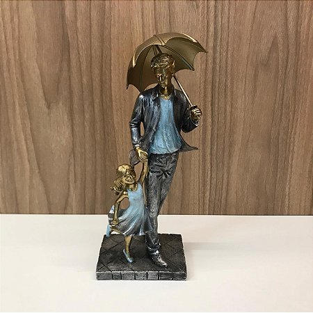 ESCULTURA / ESTATUETA GUARDA CHUVA PAI E FILHA  - AZUL E DOURADO