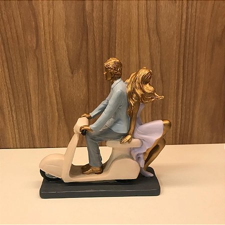 ESCULTURA / ESTATUETA CASAL NA MOTINHA