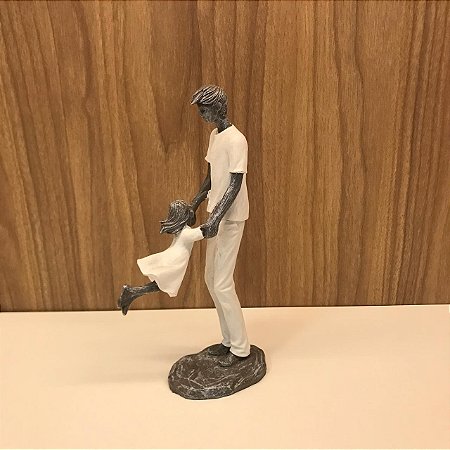 ESCULTURA /ESTATUETA PAI E FILHA GIRANDO