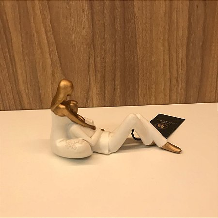 ESCULTURA / ESTATUETA CASAL SENTADO CHAO - BRANCO E DOURADO