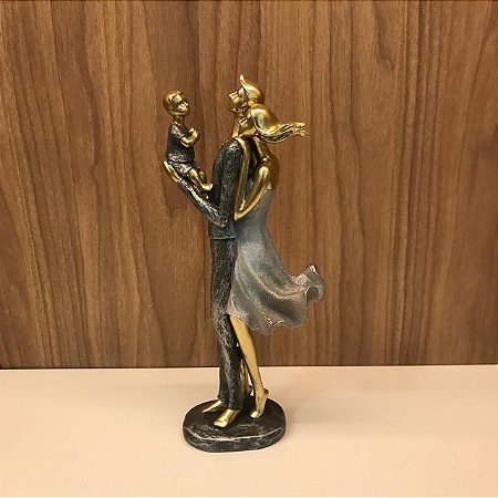 ESCULTURA / ESTATUETA CASAL COM FILHO NO COLO - DOURADO
